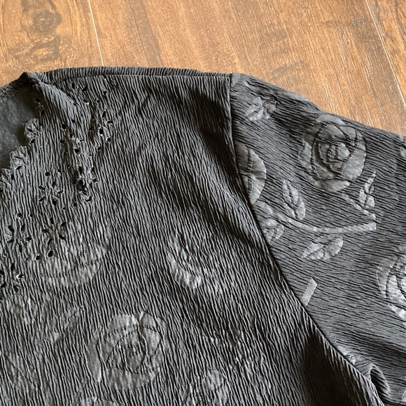 Rendezvous Rose Pattern Top - Picture 4 of 5